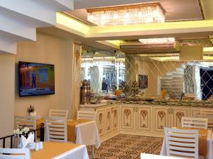 TV a/nebo společenská místnost v ubytování Best Town Hotel