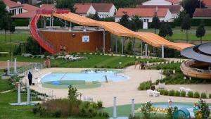 Swimmingpoolen hos eller tæt på Gîte Debussy