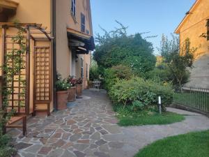 a stone walkway in a yard next to a building at Casa Angolo delle Rose 2 in Orvieto