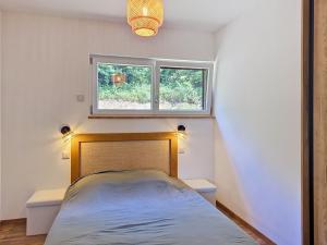 a bedroom with a bed and a window at Maison 8 pers rénovée nature, calme, proche Vosges in Colroy-la-Roche