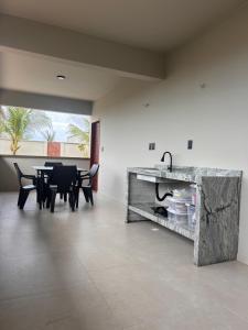 a kitchen and dining room with a table and chairs at Casa Ananda Hotel Boutique in Canoa Quebrada