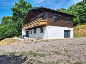 a house with a balcony on top of it at Maison 8 pers rénovée nature, calme, proche Vosges in Colroy-la-Roche
