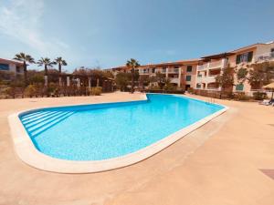 a swimming pool in the middle of a resort at Vila Verde in Palha Verde
