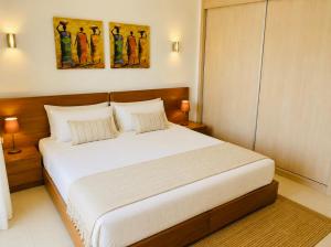 a bedroom with a large white bed in a room at Vila Verde in Palha Verde