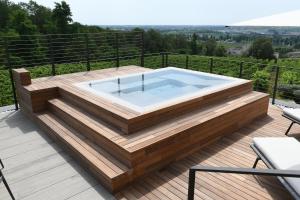 a hot tub sitting on top of a deck at Progress Country & Wine House in Asolo