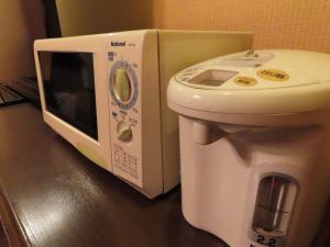 a microwave sitting next to a toaster oven at 名古屋北区のホテルコアラ in Tsujichō +4 photos