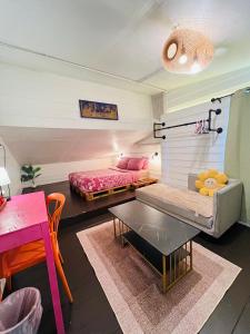 ein Zimmer mit einem Bett, einer Couch und einem Tisch in der Unterkunft La Locanda in Bangkok