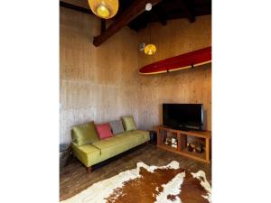 ein Wohnzimmer mit Sofa und Fernseher in der Unterkunft Cottage B&M - Vacation STAY 05964v in Usa