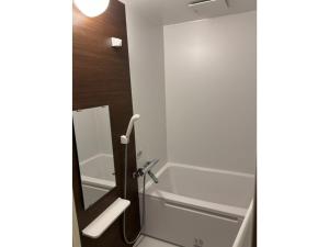 ein Badezimmer mit Badewanne und Dusche mit Spiegel in der Unterkunft Cottage B&M - Vacation STAY 05964v in Usa