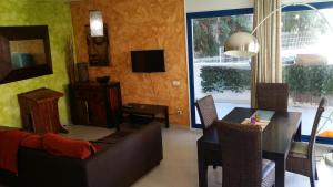 sala de estar con sofá y mesa en Apartamento Ones Playa Mero, en Salou