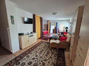 a living room with two chairs and a couch at Bed & Breakfast Simone in Imst
