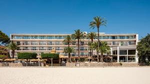 ein Hotel mit Palmen davor in der Unterkunft Zel Mallorca in Palmanova