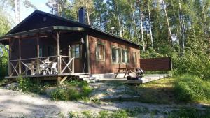 una pequeña cabaña de madera en medio de un bosque en Strandbo, en Förby