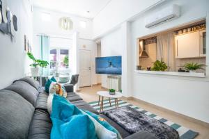a living room with a couch and a tv at Casa Cedro - Modern Golf Resort in Torre-Pacheco