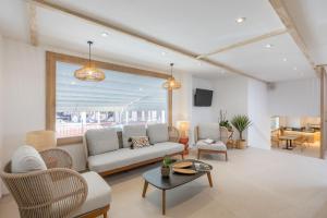 a living room with a couch and chairs and a table at SOL by Meliá Cala d'Or Apartamentos in Cala d´Or +45 photos