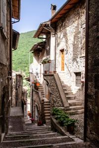 an alley with stairs in an old building at Bed & Breakfast Al Ponte in Scanno
