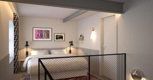 una camera da letto con un letto con cuscini bianchi di MEADOW Gronau by Hackmann a Gronau