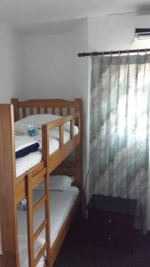 1 dormitorio con 2 literas y ventana en Guesthouse Mala Venecija en Virpazar