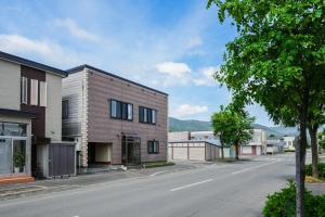 an empty street in a town with a brick building at VIOLET GARDEN - Vacation STAY 37201v in Furano