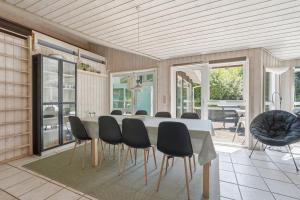 a dining room with a table and chairs at Odsherred Feriehus in Asnæs