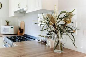 a vase of flowers on a counter in a kitchen at The Cottage at Paramoor Winery in Carlsruhe +34 photos