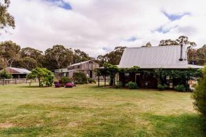 an image of a house with a yard at The Cottage at Paramoor Winery in Carlsruhe