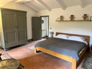 a bedroom with a bed and a cabinet and a table at Vista Romena in Pratovecchio