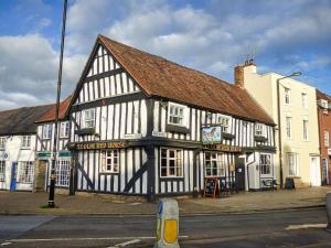 a black and white building on the corner of a street at Ye Olde Red Horse in Evesham