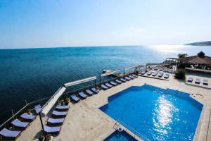 an overhead view of a swimming pool with chairs and water at Family Resort Hotel in Selimpasa