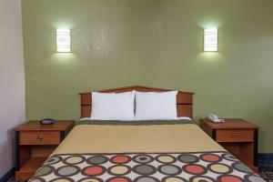 Postel nebo postele na pokoji v ubytování Knights Inn Franklin Ave Waco