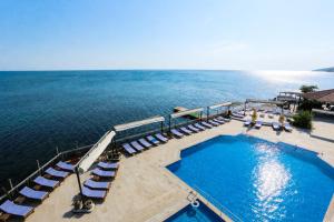 an overhead view of a swimming pool with chairs and the water at Family Resort Hotel in Selimpasa