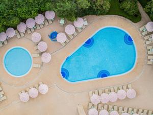 an overhead view of a swimming pool with umbrellas at SOL by Meliá Guadalupe in Magaluf