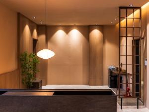 a lobby of a hotel with a large wall at 목포 미유스위트 호텔 in Taeban-dong