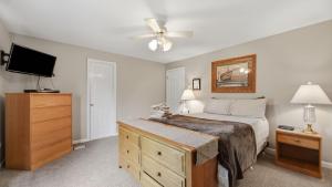 a bedroom with a bed and a flat screen tv at Fox Lair by AvantStay in North Creek +34 photos