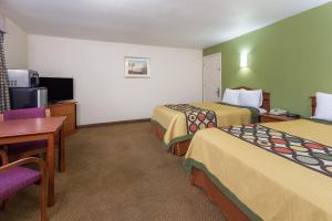 Postel nebo postele na pokoji v ubytování Knights Inn Franklin Ave Waco