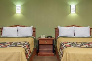 Postel nebo postele na pokoji v ubytování Knights Inn Franklin Ave Waco