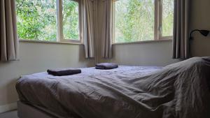 a bedroom with a bed with two towels on it at Huisje Piet in Hoenderloo