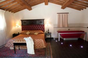a bedroom with a bed and a bath tub at Agriturismo Ca' Montioni in Mercatello sul Metauro