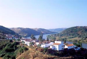 Puerto de la LajaにあるCasa de las Letrinas Alta, 2 Habt 5 más 1 Pers max chimenea con hornoの川のある丘の上の小さな町