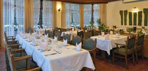 Ensana Thermal Sárvár餐厅或其他用餐的地方