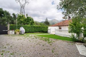 a yard with a fence and a house with a bird at Salice Felice in Ventimiglia