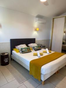 a bedroom with a large bed in a room at Bungalow Les Coraux in La Saline les Bains