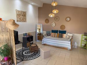 a living room with a couch and a tv at Bungalow Les Coraux in La Saline les Bains