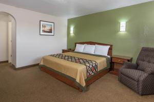 Postel nebo postele na pokoji v ubytování Knights Inn Franklin Ave Waco