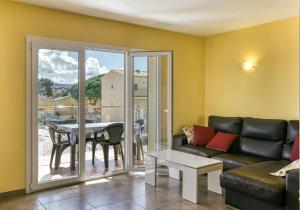 a living room with a couch and a table at Escala Riells in L'Escala
