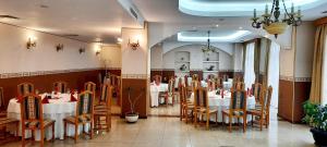 a restaurant with tables and chairs in a room at Hotel Europa in Ploieşti