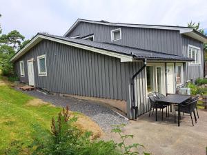 ein Haus mit einem Tisch und Stühlen davor in der Unterkunft Nyrenoverad lägenhet med gratis parkering in Partille