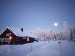 ブオカッティにあるVuokatti Cottagesの空の月と雪のキャビン