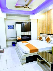 a bedroom with a large bed and a ceiling at Hotel Glacier in Arāria