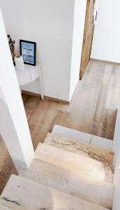 a room with a wooden floor and a desk at Vila Vale Guest House - Surf & Yoga in Charneca